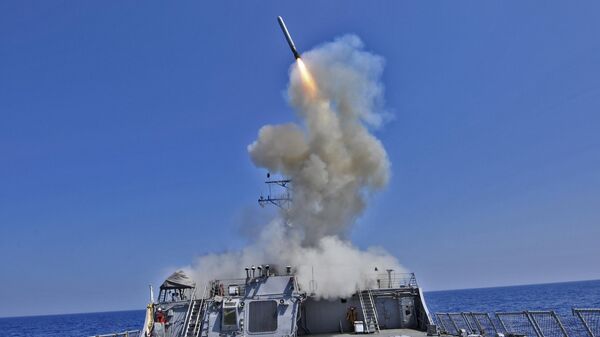 Эсминец с управляемыми ракетами USS Barry (DDG-52) запускает крылатую ракету Томагавк. Архивное фото - Sputnik Тоҷикистон