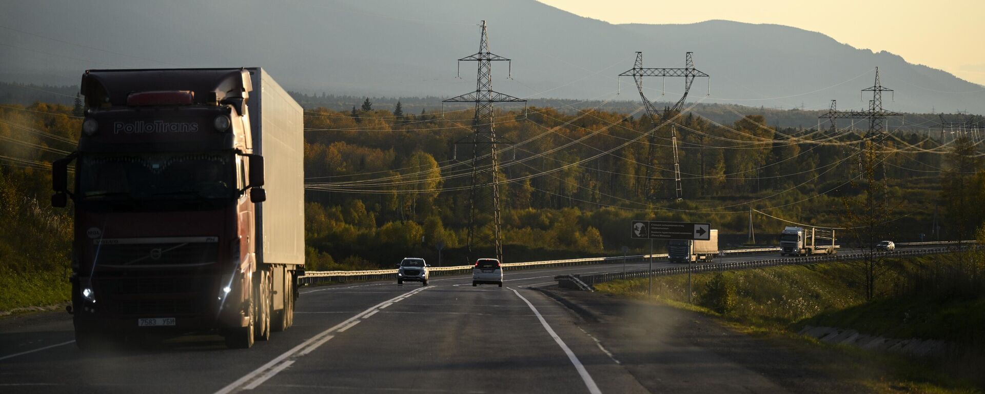 Автомобили на федеральной дороге Байкал Р268 в республике Бурятия. Иллюстративное фото - Sputnik Тоҷикистон, 1920, 15.10.2025