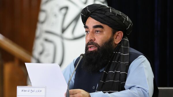 Забиулла Муджахид, главный представитель правительства Талибана, выступает на пресс-конференции в Правительственном центре СМИ и информации в Кабуле, Афганистан, в воскресенье, 12 октября 2025 года.  - Sputnik Тоҷикистон