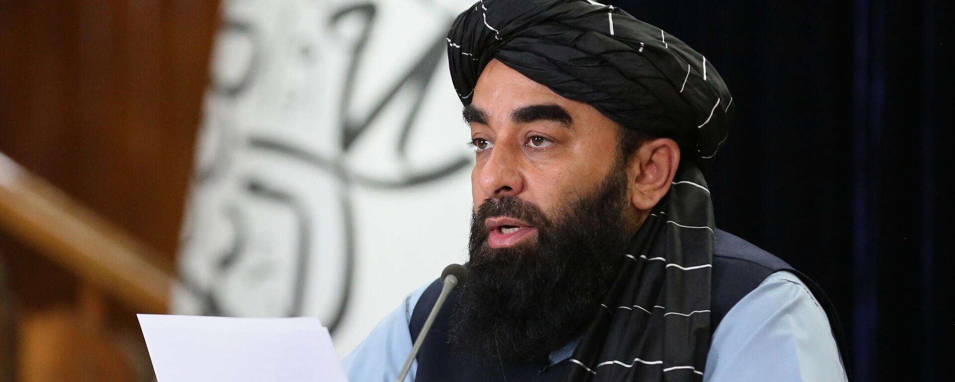 Забиулла Муджахид, главный представитель правительства Талибана, выступает на пресс-конференции в Правительственном центре СМИ и информации в Кабуле, Афганистан, в воскресенье, 12 октября 2025 года.  - Sputnik Тоҷикистон, 1920, 14.10.2025