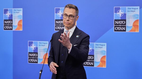 Президент Финляндии Александр Стубб общается с представителями СМИ на саммите НАТО в Гааге, Нидерланды. Архивное фото - Sputnik Таджикистан