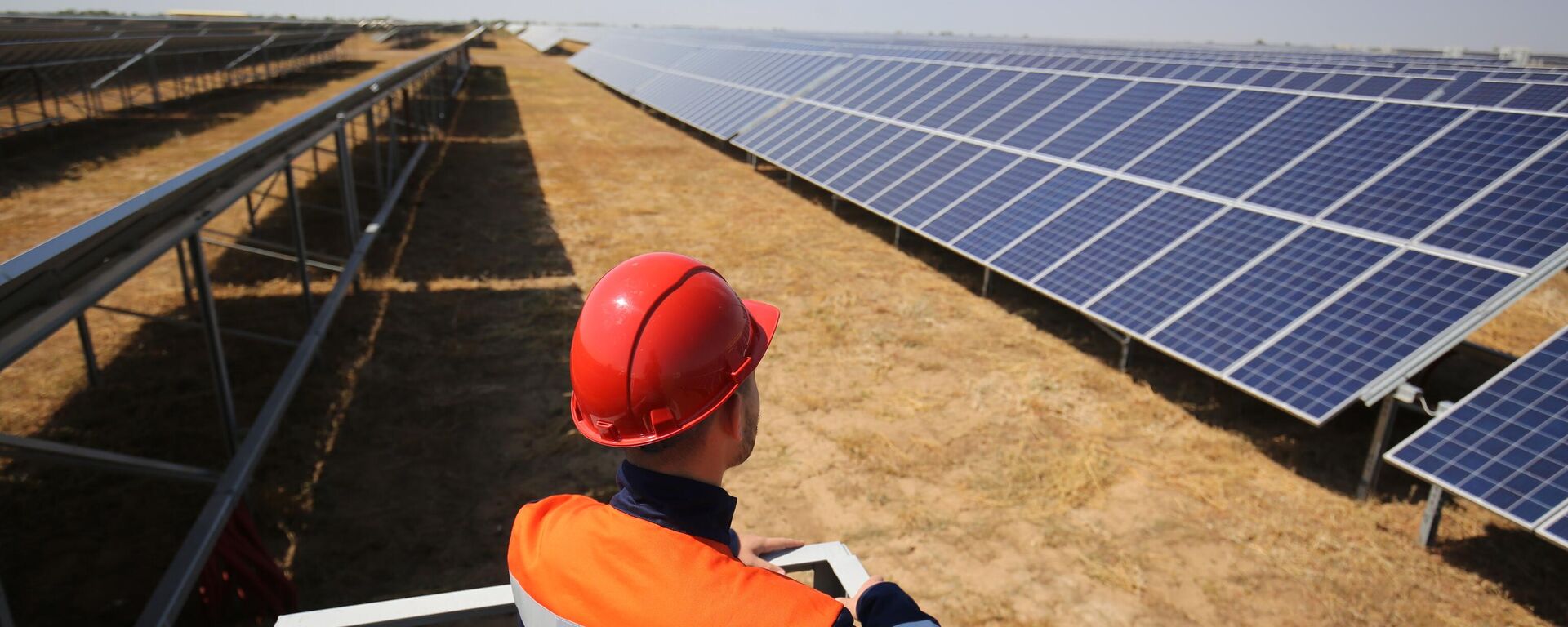 Солнечная электростанция. Иллюстративное фото - Sputnik Таджикистан, 1920, 15.10.2025