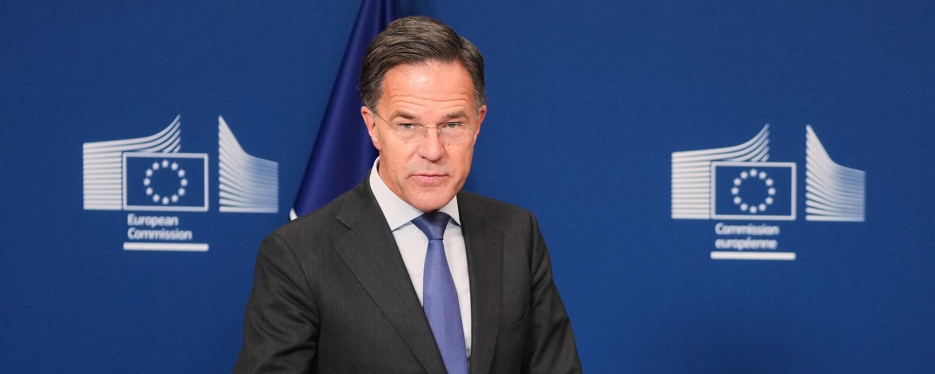 Генеральный секретарь НАТО Марк Рютте выступает с заявлением на пресс-конференции в штаб-квартире ЕС в Брюсселе во вторник, 30 сентября 2025 года. - Sputnik Таджикистан, 1920, 06.11.2025