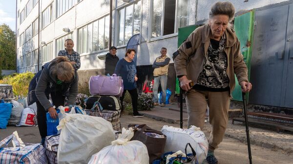 Беженцы из Донецкой области ждут эвакуации на железнодорожной станции в Лозовой, Харьковская область, Украина, пятница, 26 сентября 2025 года. - Sputnik Таджикистан
