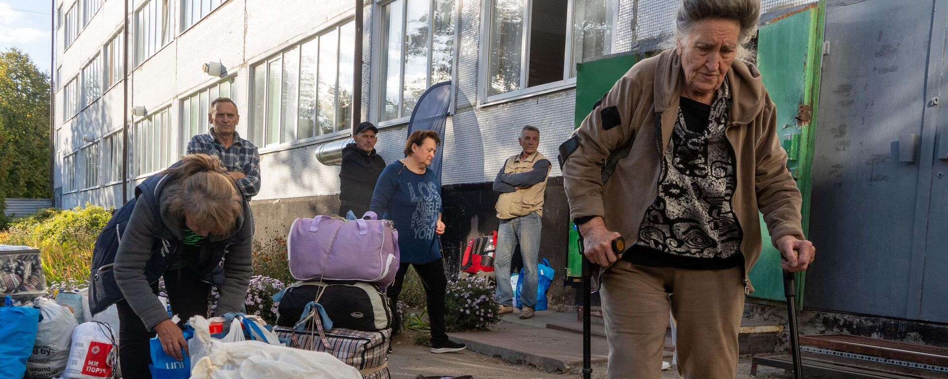 Беженцы из Донецкой области ждут эвакуации на железнодорожной станции в Лозовой, Харьковская область, Украина, пятница, 26 сентября 2025 года - Sputnik Тоҷикистон, 1920, 15.10.2025