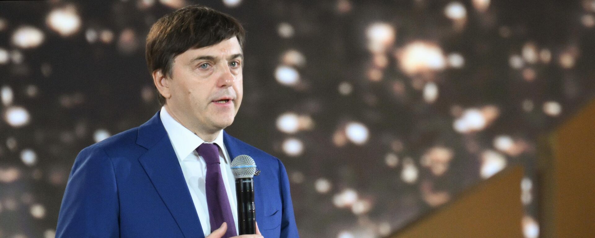 Министр просвещения РФ Сергей Кравцов выступает на всероссийском форуме классных руководителей в Национальном центре Россия в Москве. - Sputnik Тоҷикистон, 1920, 15.10.2025