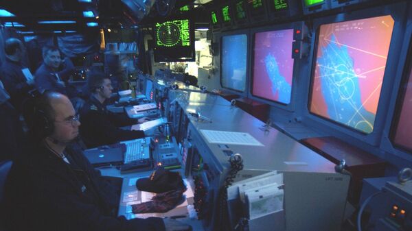 Специалисты по боевой информации на ракетном крейсере класса Тикондерога USS Cowpens в водах Мексиканского залива. Архивное фото - Sputnik Тоҷикистон