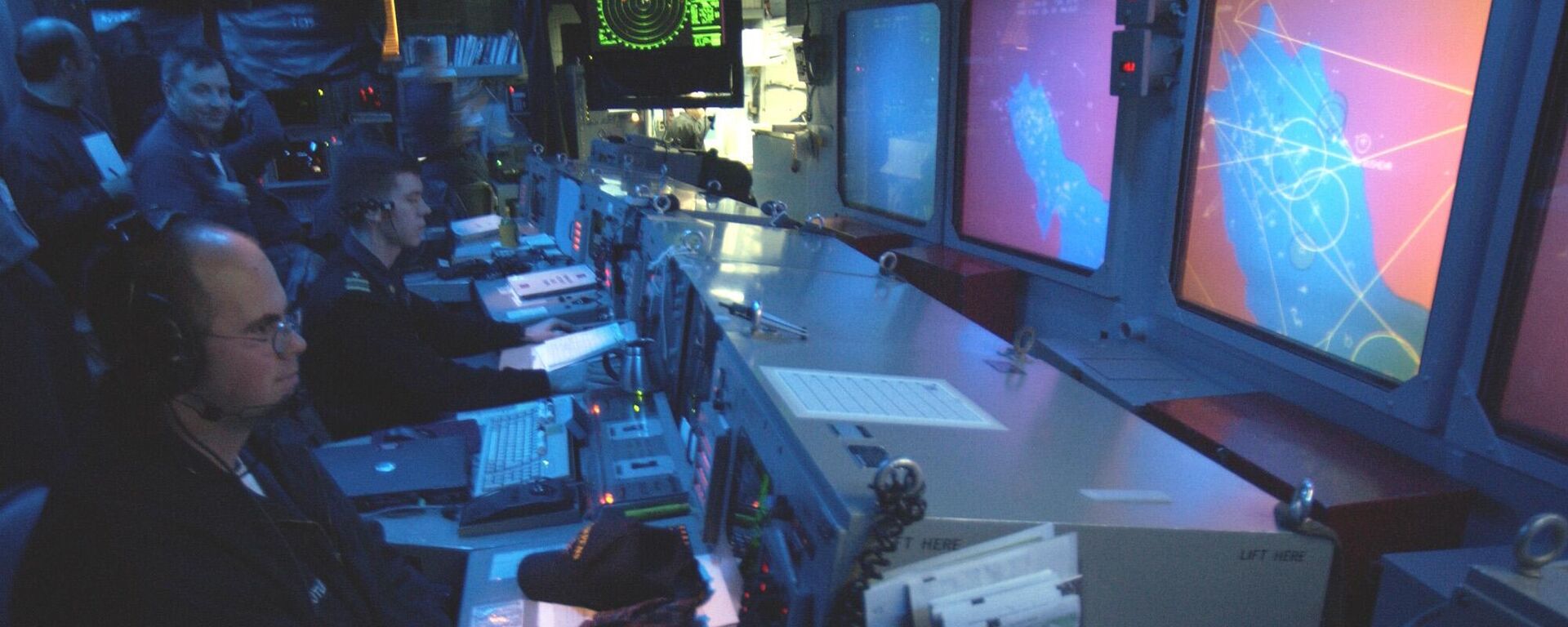 Специалисты по боевой информации на ракетном крейсере класса Тикондерога USS Cowpens в водах Мексиканского залива. Архивное фото - Sputnik Тоҷикистон, 1920, 17.10.2025