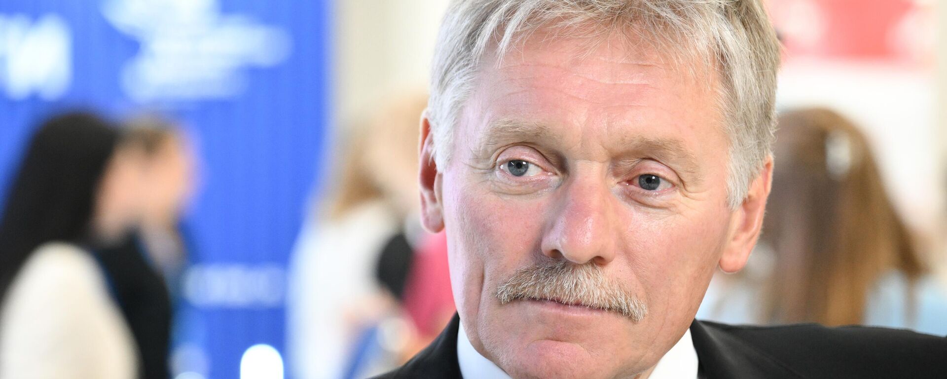 Пресс-секретарь президента РФ Дмитрий Песков на стенде РИА Новости.  - Sputnik Тоҷикистон, 1920, 20.10.2025