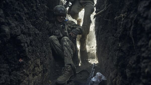 Украинские военнослужащие на линии фронта. Архивное фото - Sputnik Таджикистан