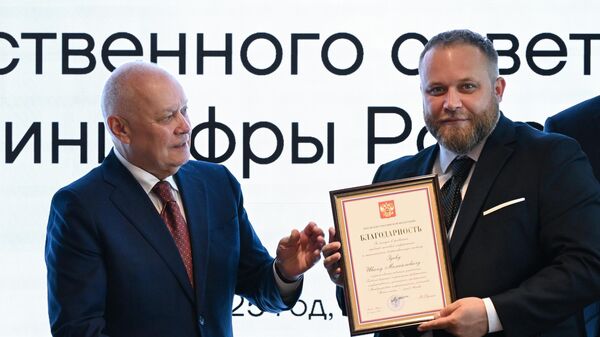 Генеральный директор медиагруппы Россия сегодня Дмитрий Киселев и корреспондент Международной медиагруппы Россия сегодня Иван Зуев. Архивное фото - Sputnik Таджикистан