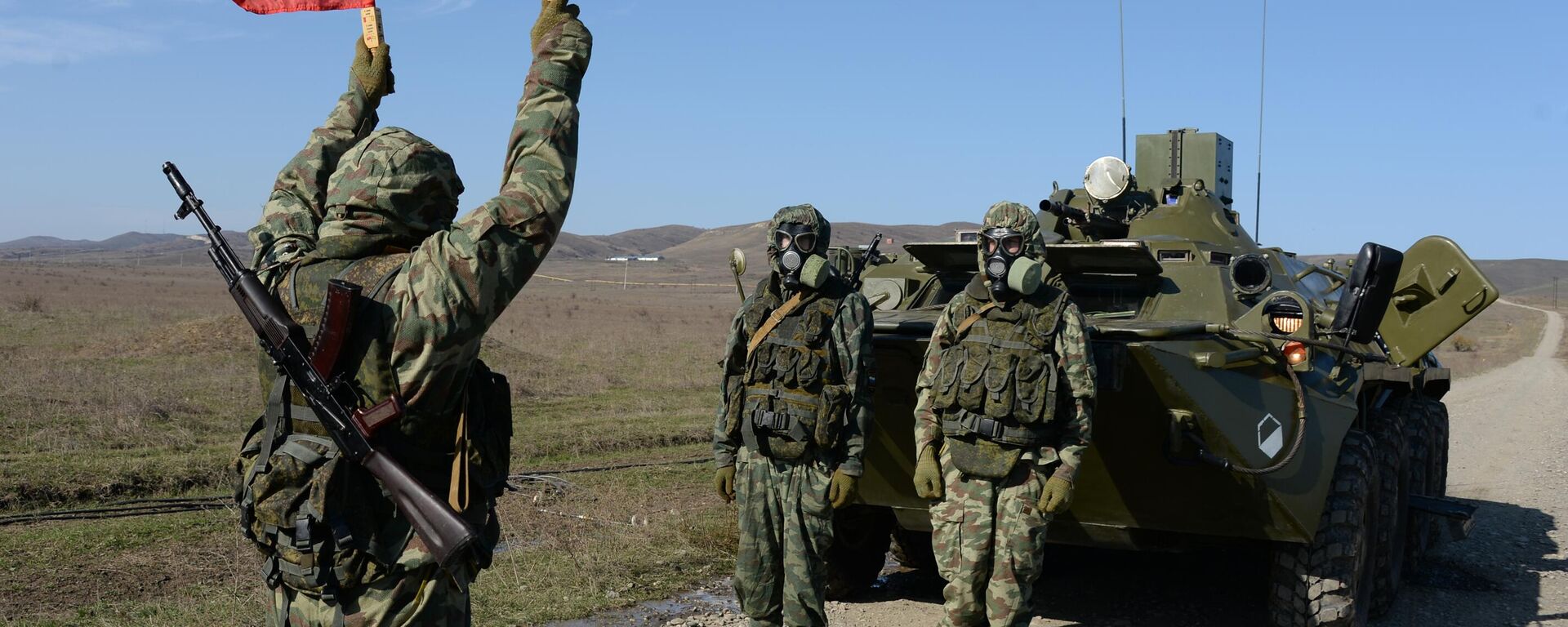 Военнослужащие войск радиационной, химической и биологической защиты (РХБЗ) РФ на тактико-специальных занятиях. Архивное фото - Sputnik Таджикистан, 1920, 17.10.2025