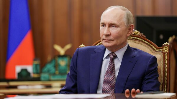 Президент РФ Владимир Путин во время встречи с президентом горно-металлургической компании Норильский никель Владимиром Потаниным. - Sputnik Тоҷикистон