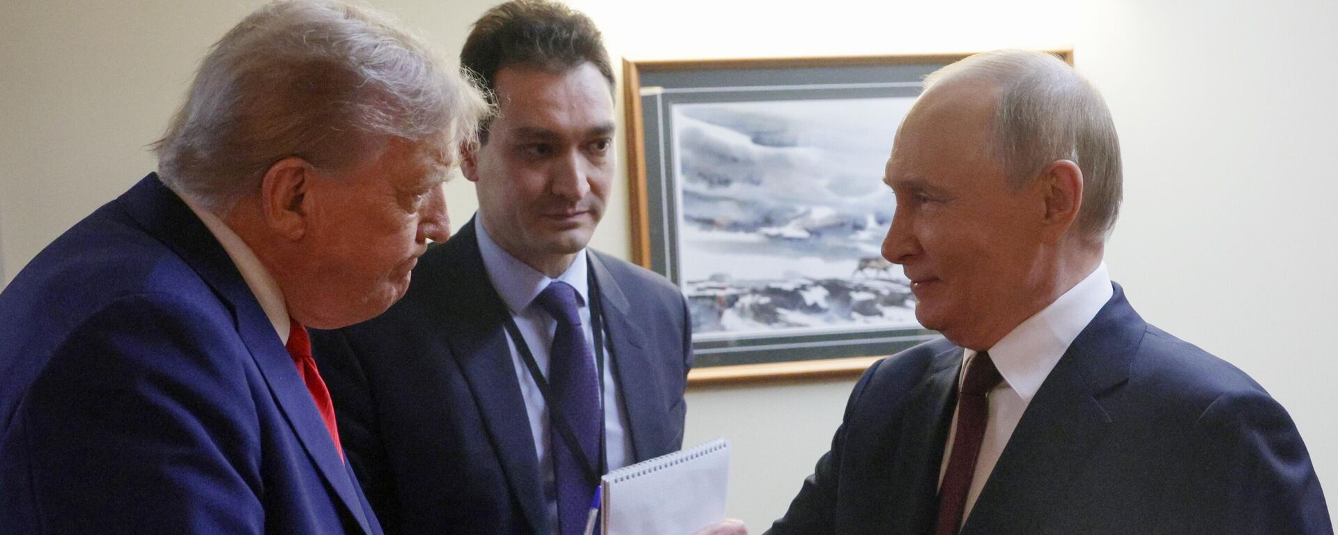Президент РФ Владимир Путин и президент США Дональд Трамп перед началом пресс-конференции по итогам переговоров на Аляске. - Sputnik Таджикистан, 1920, 18.10.2025