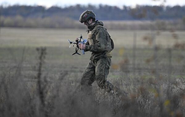Ҳамлаҳо таҷҳизоти нерӯҳои Мусаллаҳи Украинаро ҳадаф қарор медиҳанд, ки нерӯи корӣ, лавозимоти ҷангӣ ва ғизоро интиқол медиҳанд. Ҳамлаҳо таҷҳизоти нерӯҳои Мусаллаҳи Украинаро ҳадаф қарор медиҳанд, ки нерӯи корӣ, лавозимоти ҷангӣ ва ғизоро интиқол медиҳанд. - Sputnik Тоҷикистон