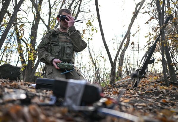 Ҳавопаймоҳои бесарнишин аз камин ба таври пинҳонӣ кор мекунанд ва ғайричашмдошт аз роҳ парвоз мекунанд, то ба мошинҳои Қувваҳои Мусаллаҳи Украина дар масири наздик ва дар таъқиб зарба зананд. Ҳавопаймоҳои бесарнишин аз камин ба таври пинҳонӣ кор мекунанд ва ғайричашмдошт аз роҳ парвоз мекунанд, то ба мошинҳои Қувваҳои Мусаллаҳи Украина дар масири наздик ва дар таъқиб зарба зананд. - Sputnik Тоҷикистон