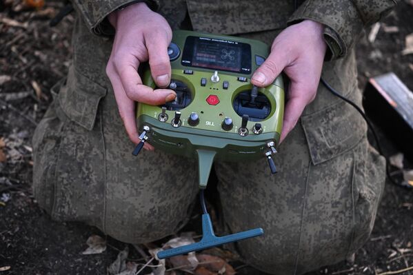 Воҳидҳои ҷосусӣ амалиёти ҳуҷуми бесарнишинҳоро фаъолона дастгирй мекунанд. Воҳидҳои ҷосусӣ амалиёти ҳуҷуми бесарнишинҳоро фаъолона дастгирй мекунанд. - Sputnik Тоҷикистон