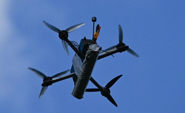 Ҳангоми озод кардани маҳалҳои аҳолинишин операторони ҳавопаймоҳои бесарнишин ҳадафмандона нобуд кардани ҳайати шахсии душманро анҷом медиҳанд. Ҳангоми озод кардани маҳалҳои аҳолинишин операторони ҳавопаймоҳои бесарнишин ҳадафмандона нобуд кардани ҳайати шахсии душманро анҷом медиҳанд. - Sputnik Тоҷикистон