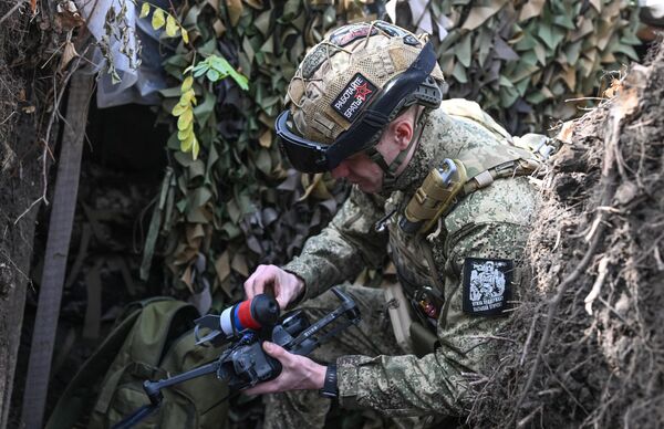 Амалиёти ҷангӣ шабона ҳам гузаронда мешавад. Амалиёти ҷангӣ шабона ҳам гузаронда мешавад. - Sputnik Тоҷикистон