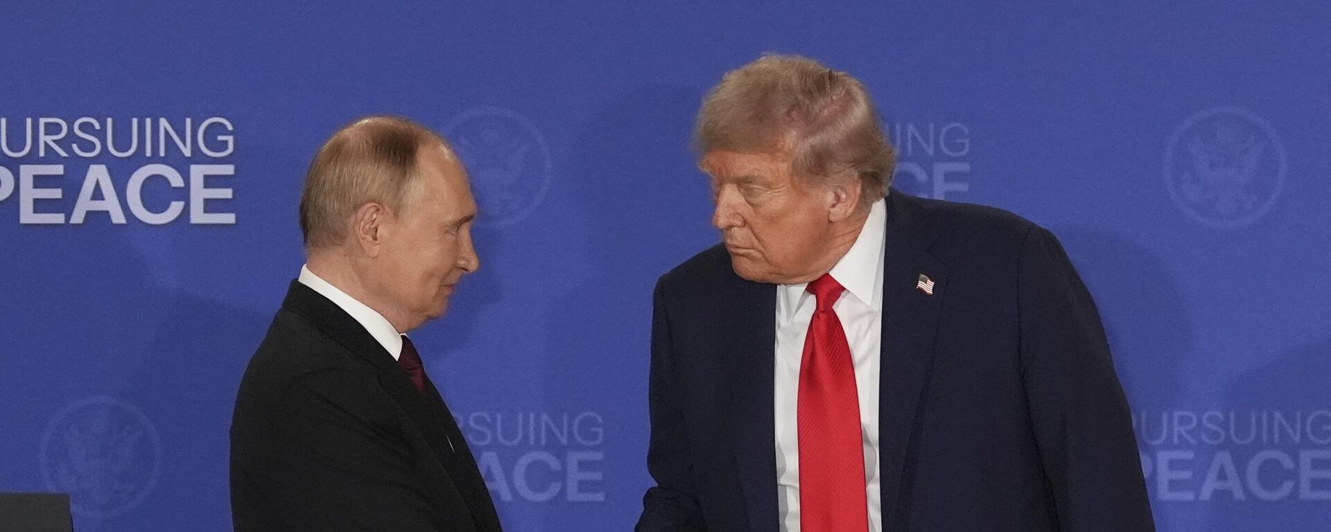 Президенты РФ и США Владимир Путин и Дональд Трамп в Анкоридже, Аляска - Sputnik Таджикистан, 1920, 19.10.2025