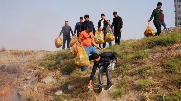 Дар Душанбе кормандони милитсиа ба шанбегӣ баромаданд - Sputnik Тоҷикистон