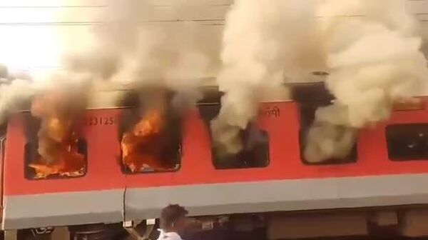 В Индии загорелся вагон пассажирского поезда, следовавший из Лудхияны в Дели, пишет NDTV - Sputnik Таджикистан
