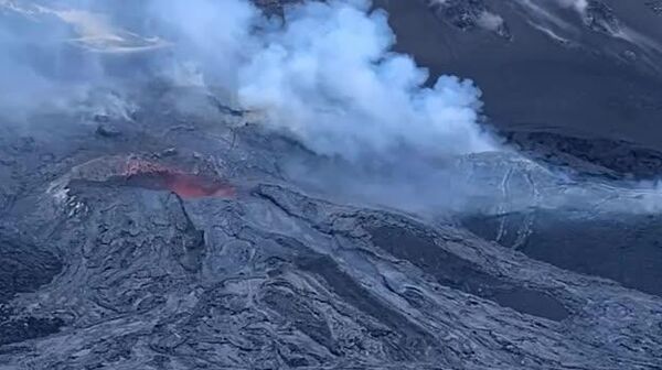 На Гавайях в 35-й раз с декабря прошлого года начал извергаться вулкан Килауэа, пишет Hawaii News - Sputnik Таджикистан