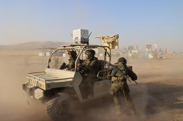 На полигоне Фахробод в Таджикистане состоялись совместные антитеррористические учения стран СНГ и сил ОДКБ. - Sputnik Таджикистан