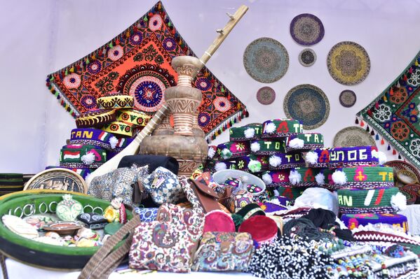 Он завершает сельскохозяйственные работы и сбор урожая. - Sputnik Таджикистан