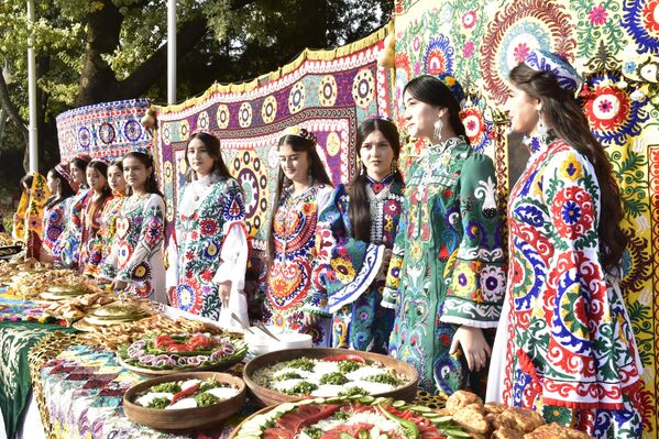 В столице его отметили в парке культуры и развлечений им. Абулкосима Фирдавси. - Sputnik Таджикистан