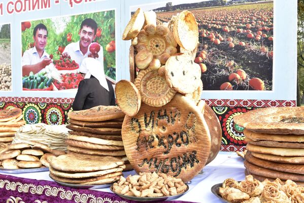 А также вкуснейшая таджикская выпечка. - Sputnik Таджикистан