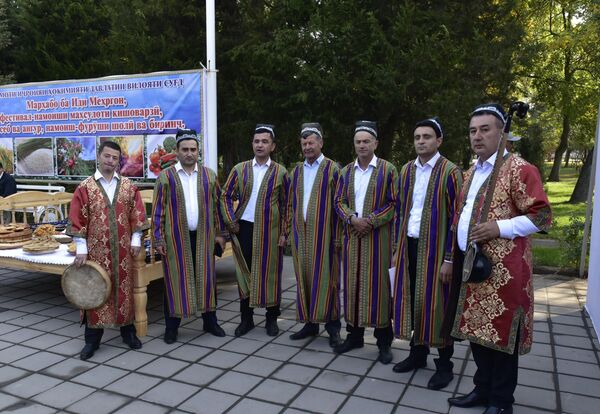 В том числе можно было увидеть разные виды национальной одежды и послушать выступления. - Sputnik Таджикистан
