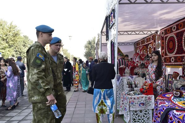 Товары на ярмарке обычно интересуют и местных, и туристов. - Sputnik Таджикистан