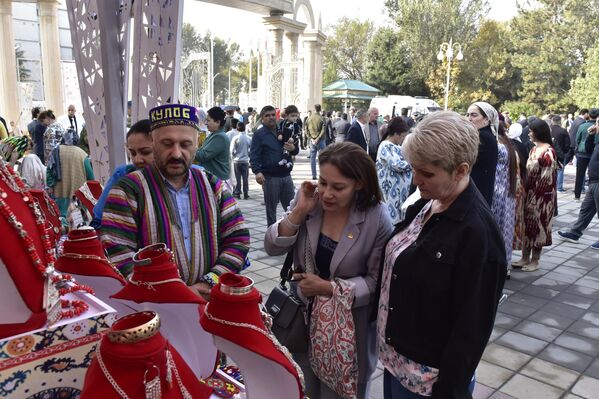 На выставках Таджикистана в этот день представлены национальные товары. - Sputnik Таджикистан