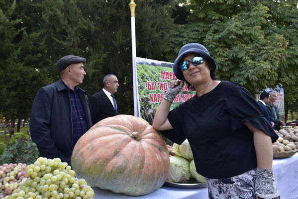 Фермеры страны продемонстрировали дары таджикской земли. - Sputnik Таджикистан