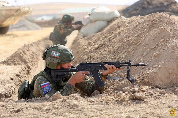 Подготовка к учениям &quot;Нерушимое братство-2025&quot; и &quot;Барьер-2025&quot; в Таджикистане. - Sputnik Таджикистан