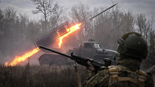 Боевая работа РСЗО Град группировки Центр  - Sputnik Тоҷикистон