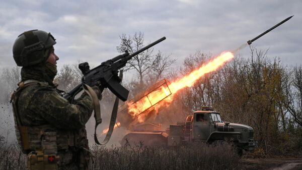 Боевая работа РСЗО Град группировки Центр  - Sputnik Тоҷикистон