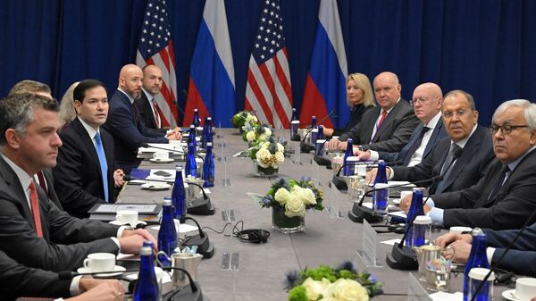 Министр иностранных дел РФ Сергей Лавров и государственный секретарь США Марко Рубио во время встречи на полях мероприятий недели высокого уровня 80-й сессии Генеральной Ассамблеи ООН в Нью-Йорке.  - Sputnik Тоҷикистон