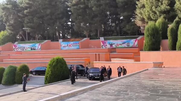 Так проходила церемония возложения венков в парке Победы в Душанбе, где Александр Гуцан почтил память воинов, погибших в Великой Отечественной войне - Sputnik Таджикистан