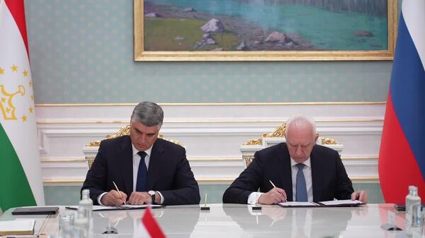 Додситонҳои кулли Русия ва Тоҷикистон созишнома дар бораи назорати муштараки муҳоҷиратро имзо карданд - Sputnik Тоҷикистон