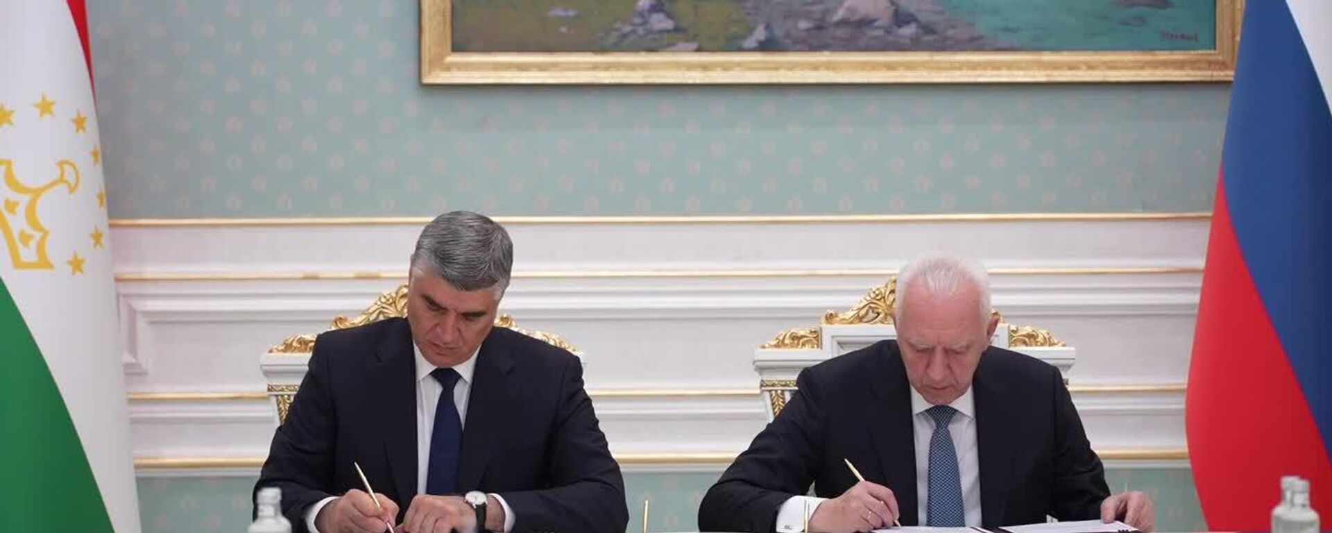 Додситонҳои кулли Русия ва Тоҷикистон созишнома дар бораи назорати муштараки муҳоҷиратро имзо карданд - Sputnik Тоҷикистон, 1920, 20.10.2025