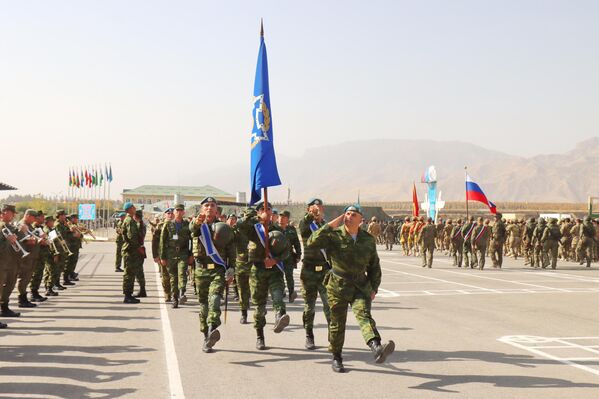 Торжественная церемония открытия совместного учения с Миротворческими силами Организации Договора о коллективной безопасности &quot;Нерушимое братство-2025&quot; и специального учения с совместным формированием радиационной, химической и биологической защиты и медицинского обеспечения ОДКБ &quot;Барьер-2025&quot;. - Sputnik Таджикистан