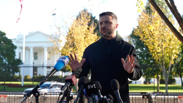 Владимир Зеленский общается с журналистами после встречи с президентом Дональдом Трампом 17 октября 2025 года, в Вашингтоне. - Sputnik Тоҷикистон