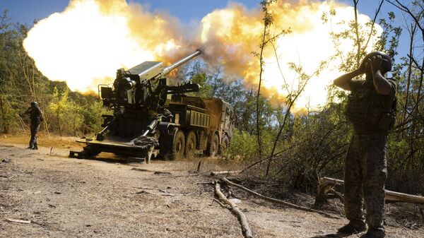 Украинские военнослужащие 44-й артиллерийской бригады ведут огонь из самоходной гаубицы 2С22 Богдана. Архивное фото - Sputnik Тоҷикистон
