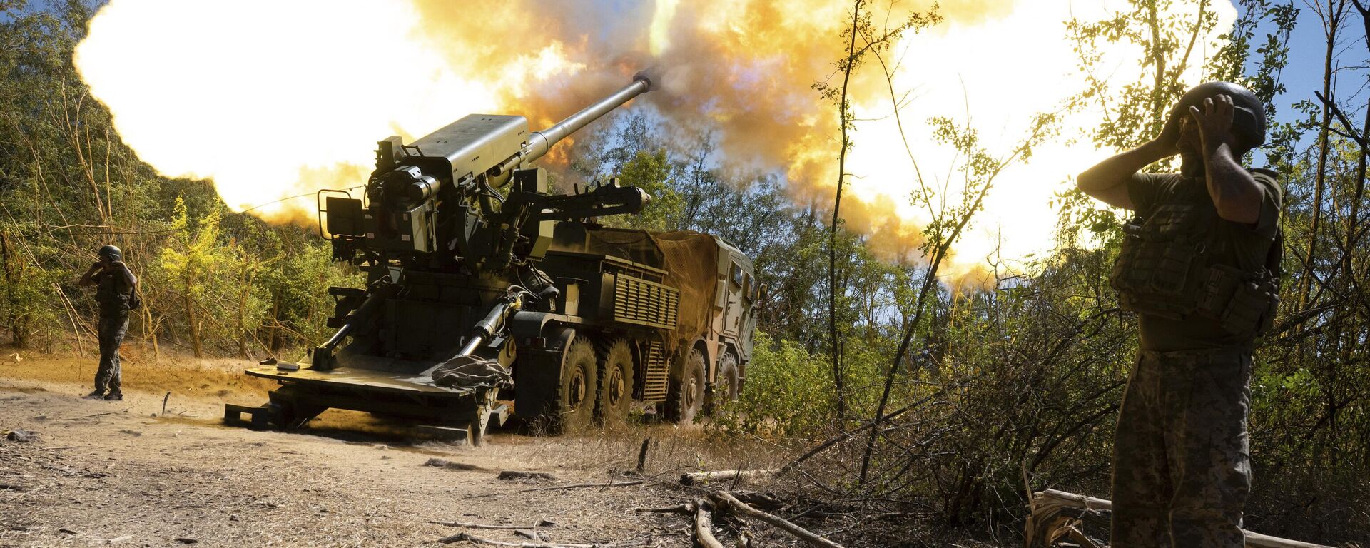 Украинские военнослужащие 44-й артиллерийской бригады ведут огонь из самоходной гаубицы 2С22 Богдана. Архивное фото - Sputnik Тоҷикистон, 1920, 21.10.2025