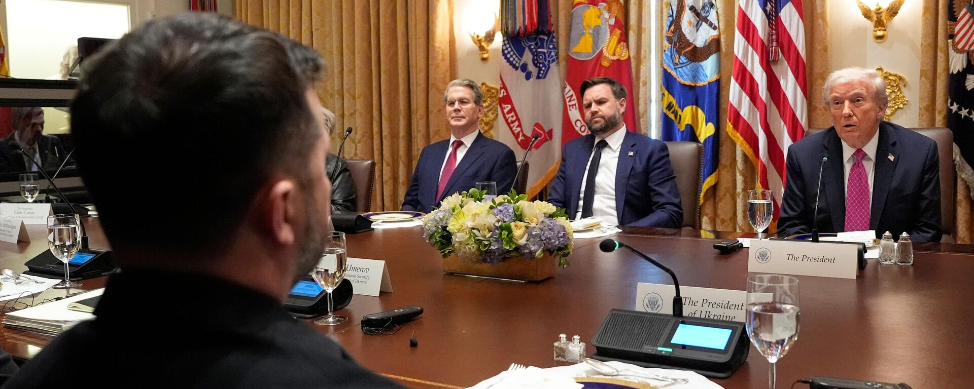 Президент Дональд Трамп и Владимир Зеленский во время встречи в Белом доме. Архивное фото - Sputnik Таджикистан, 1920, 22.11.2025