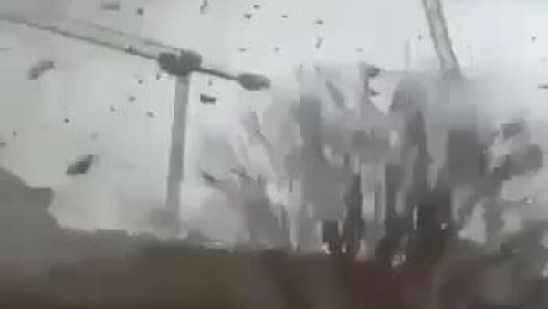 По северу Парижа пронесся торнадо: ураган повалил строительные краны в Эрмоне, один упал на здание института - Sputnik Таджикистан