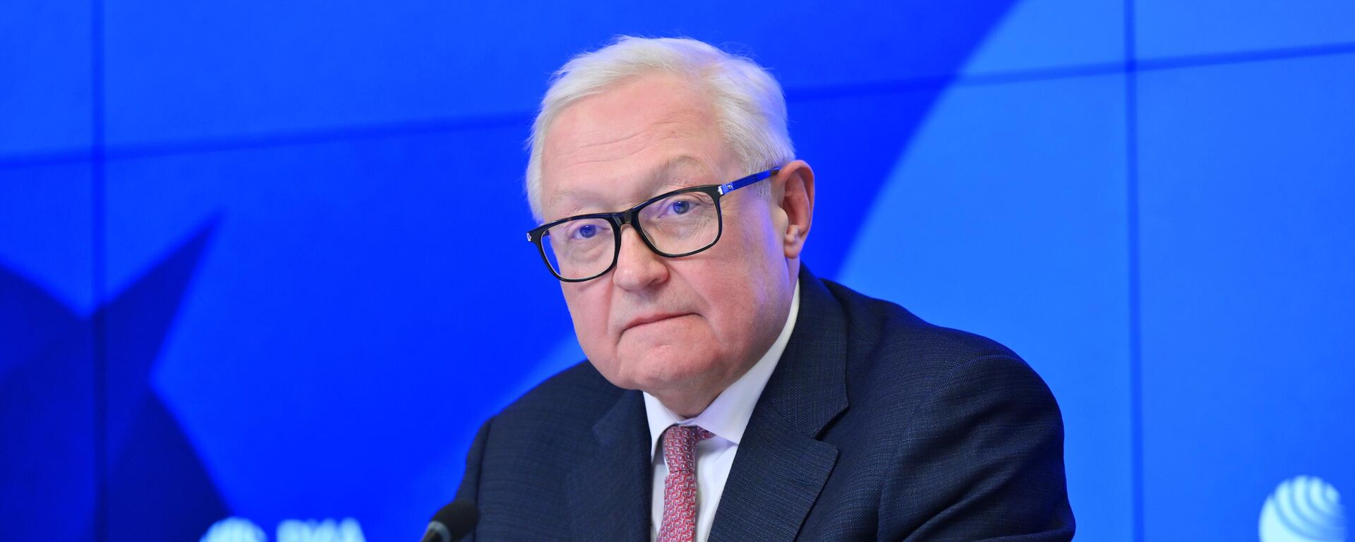 Заместитель министра иностранных дел РФ Сергей Рябков в Международном мультимедийном пресс-центре Россия сегодня. - Sputnik Таджикистан, 1920, 27.11.2025