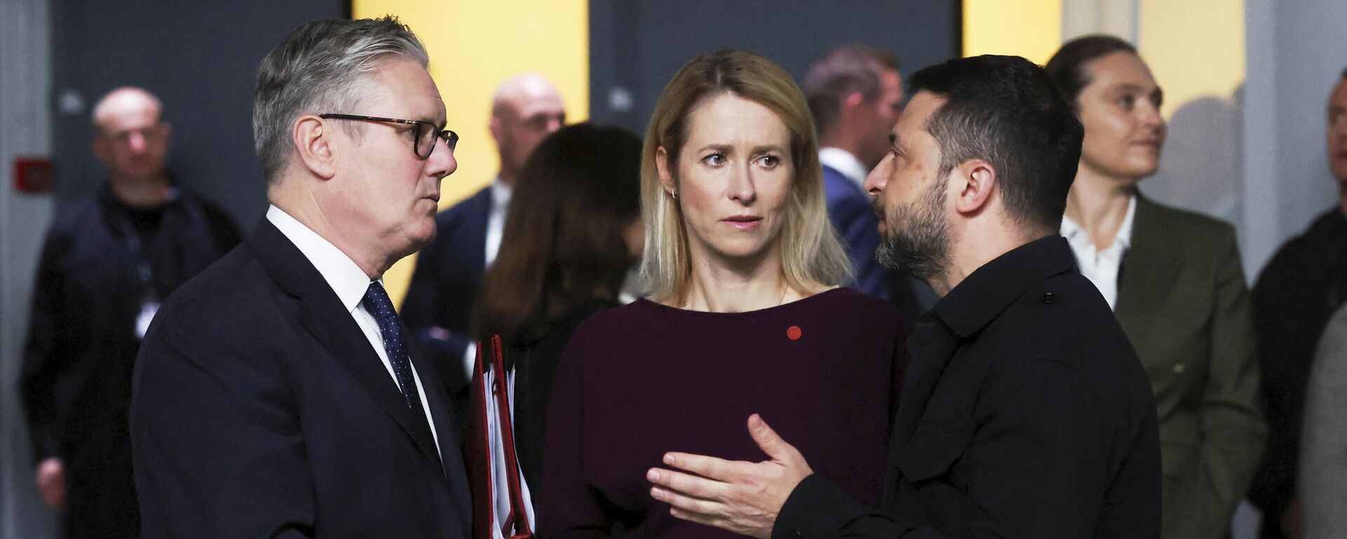 Владимир Зеленский беседует с премьер-министром Великобритании Киром Стармером и верховным представителем Евросоюза по иностранным делам и политике безопасности Кайей Каллас во время саммита Европейского политического сообщества в Копенгагене. Архивное фото - Sputnik Таджикистан, 1920, 23.10.2025